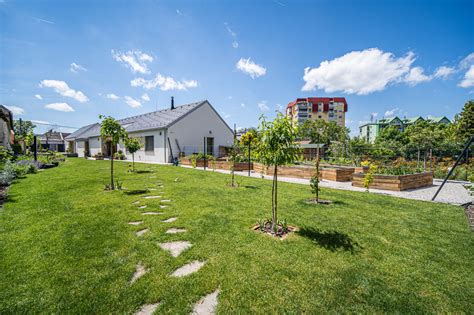 priestranná záhrada s hracími prvkami