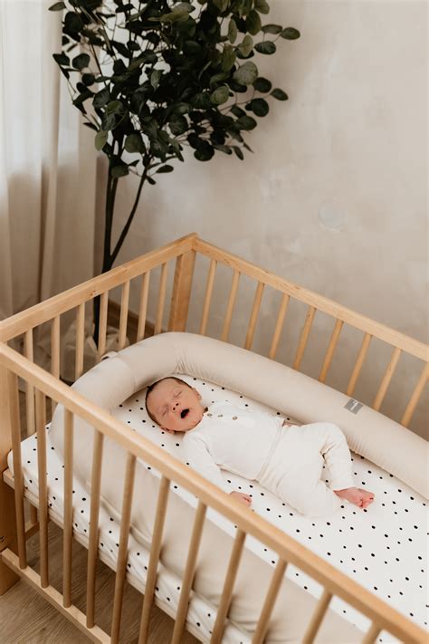 Ilustračný obrázok detského košíka s hračkami a potrebami pre bábätko