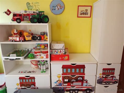 Obrázok detskej skrinky s úhľadne poskladaným oblečením a prezúvkami