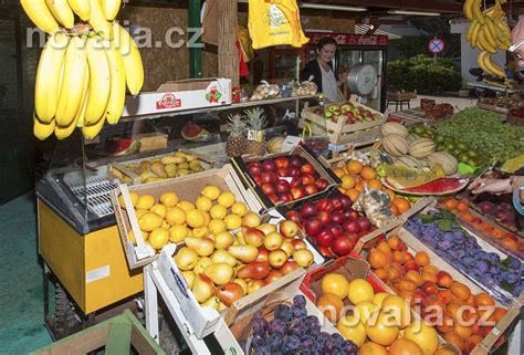 Ilustrácia váh s ovocím a zeleninou