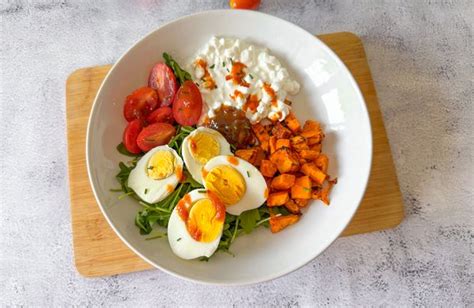 Zostavený tanier s vajíčkami, mäsom a zeleninou