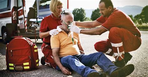 Záchranár poskytuje prvú pomoc dieťaťu