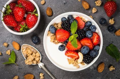 Misky s čerstvým ovocím a orechmi