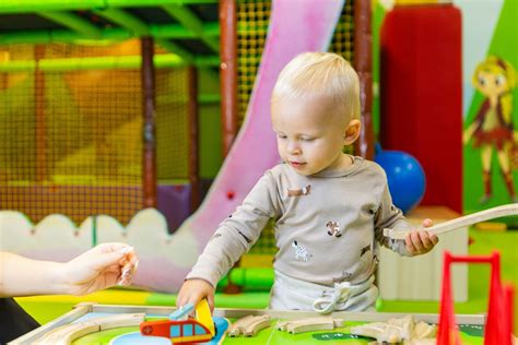 štvornožkujúce dieťa