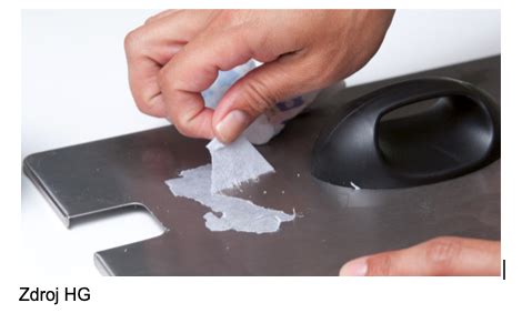 Dieťa kráčajúce po rôznych povrchoch