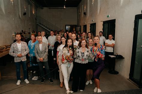 Ilustrácia symbolizujúca rovnováhu medzi kariérou a rodinou