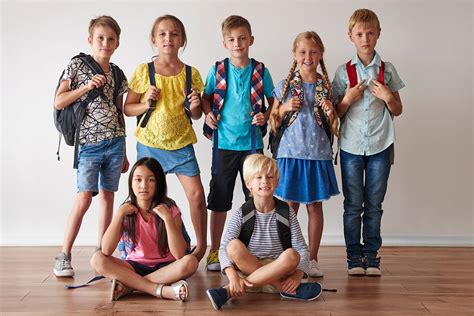 Deti idúce do školy v skupinke