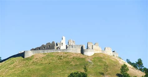 Zrúcanina hradu nad malebnou krajinou