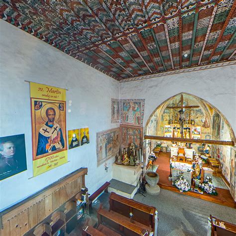 Interiér starobylého kostola s gotickou klenbou