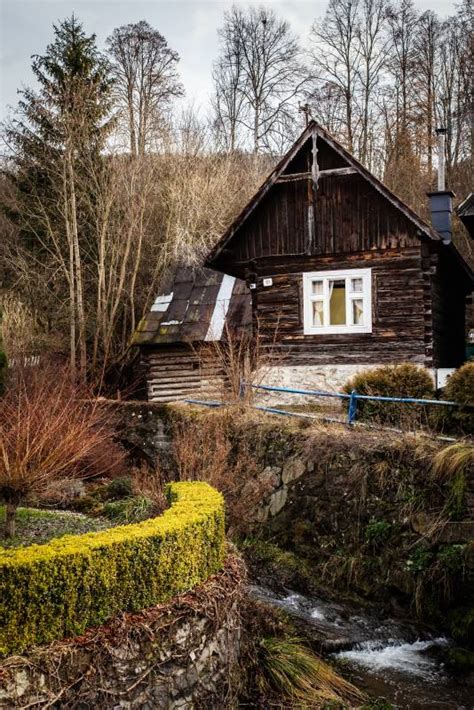 Tradičná slovenská drevenica v zasneženej krajine