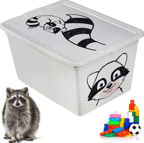 Misku s datlami vedľa detskej hračky