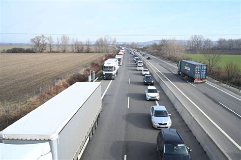 Ilustrácia kamiónu na diaľnici