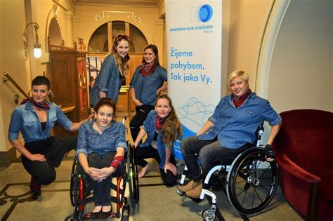 Ilustrácia osoby na invalidnom vozíku pri príprave zdravého jedla