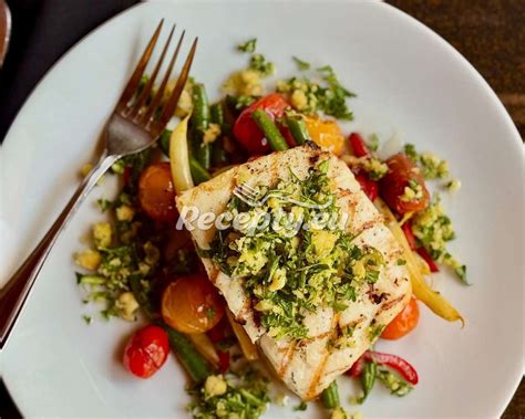 Ilustrácia keto jedla - napr. grilovaná ryba so zeleninou