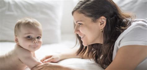 Bábätko nadväzujúce očný kontakt s matkou