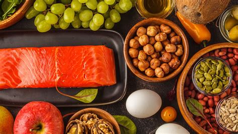 Obrázok zobrazujúci zdravé potraviny ako ovocie, zelenina, ryby a orechy