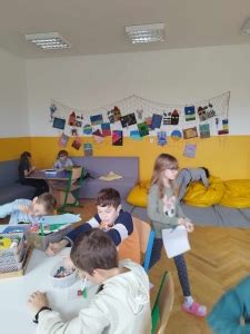 Deti maľujú akrylovými farbami