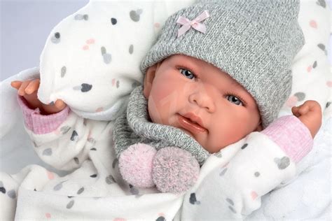 Bábätko s nadšením ochutnáva ovocie