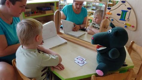 Ilustrácia dieťaťa hrajúceho sa s logopedickými pomôckami