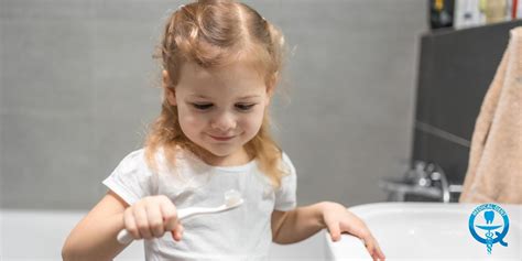 dieťa hrajúce sa s dlhými vlasmi