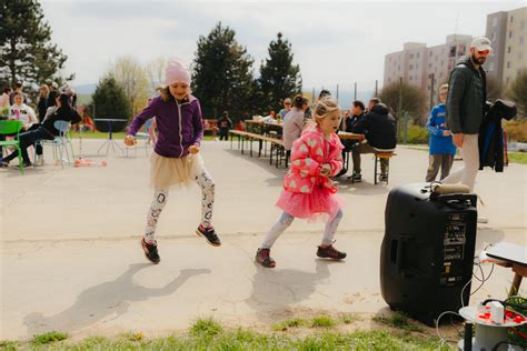 Deti rôznych etník sa hrajú spolu