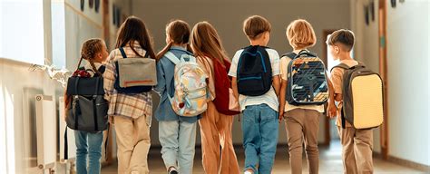 Dieťa s ťažkou školskou taškou