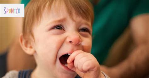 Dieťa hádže hračku o zem