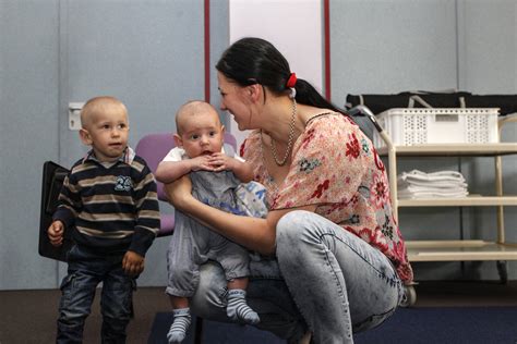 Rodič pokojne sedí pri dieťati, ktoré sa hnevá