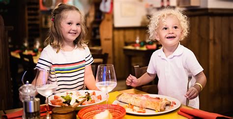 Dieťa sledujúce rodičov pri jedle