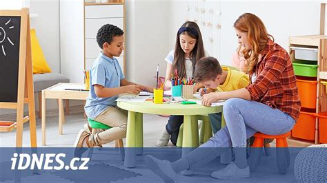 Ilustrácia detí pracujúcich v skupinách s rôznymi farebnými 