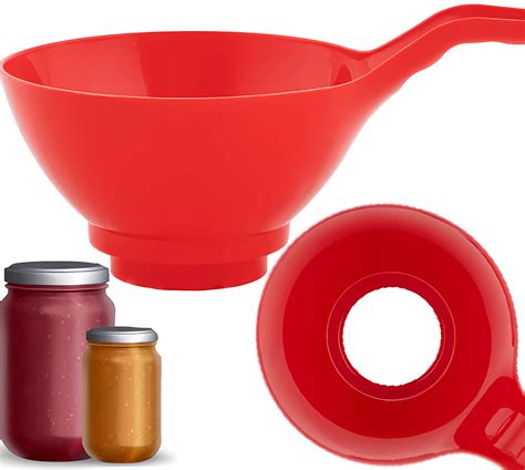 Skupina sterilizovaných zaváraninových fliaš pripravených na plnenie