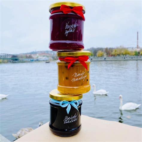 Rôzne druhy domácich džemov v pohároch