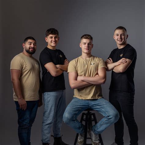 Ilustrácia dieťaťa s množstvom energie, ktoré sa hrá