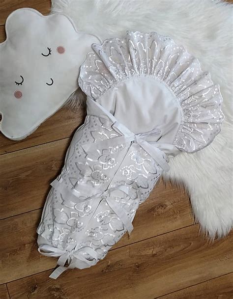 Elegantná biela krstová zavinovačka