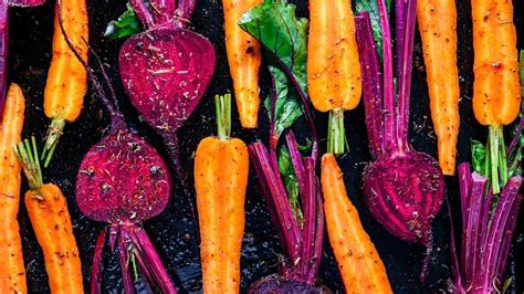 Obrázok rôznych potravín, ktoré môžu ovplyvniť farbu moču, ako sú cvikla, mrkva, čučoriedky