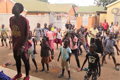 Deti kráčajú po blatistej ceste v Ugande