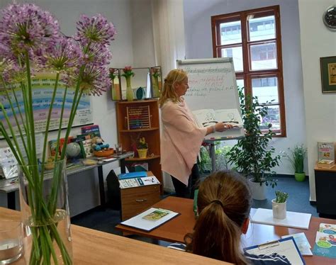 Riaditeľ školy Lyazi Bruno rozpráva s rodičmi