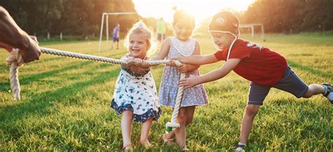 Deti hrajúce sa s improvizovanou loptou na ihrisku