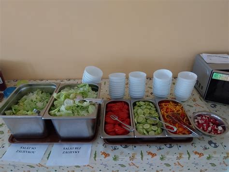 Deti jedia ovocie v školskej jedálni