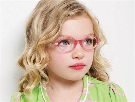 Dieťa si skúša okuliare v optike