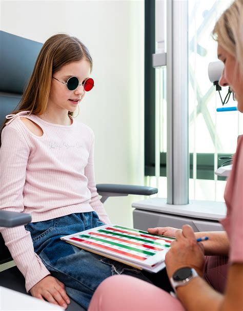 Deti s rôznymi štýlmi okuliarov