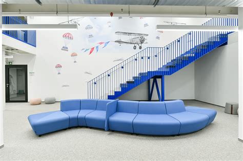 Interiér modernej optiky s detským kútikom