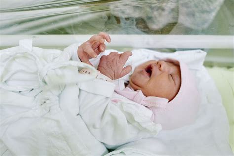 Novorodenec drží na rukách