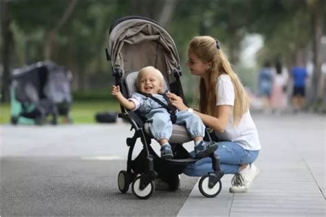 dieťa v golfovom kočíku na prechádzke