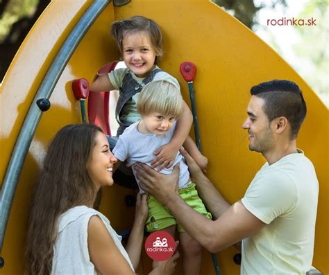 rodič s dieťaťom na ihrisku