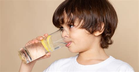 Dieťa pije vodu z pohárika