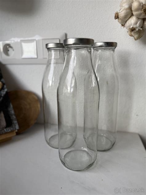 priesvitné fľaše naplnené ryžou a fazuľou