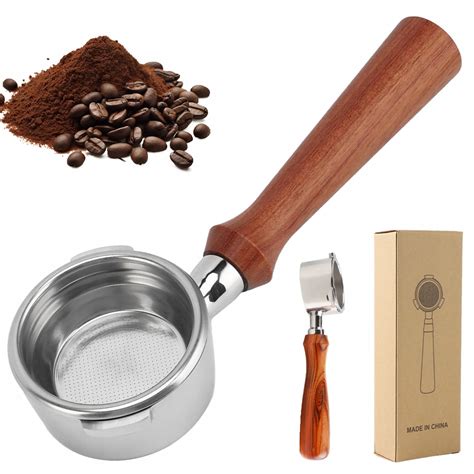 filter na kávu ozdobený stužkami a korálkami ako hračka