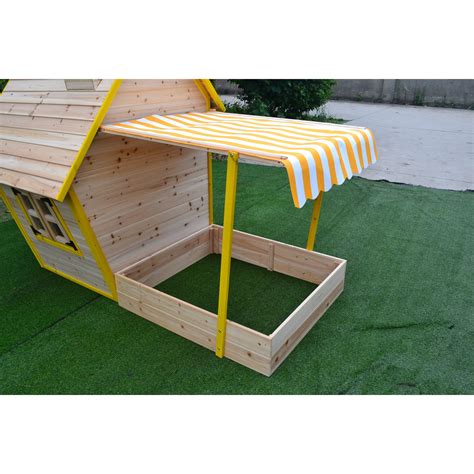 Detský drevený domček na záhrade s deťmi hrajúcimi sa vonku