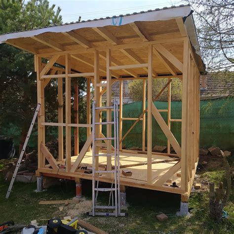 Detail drevenej textúry záhradného domčeka